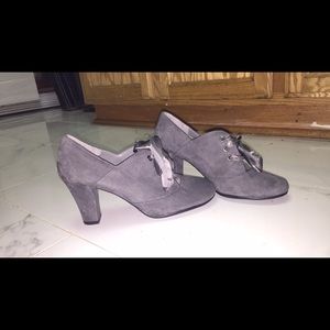 Never worn, beautiful, comfortable, stylish!